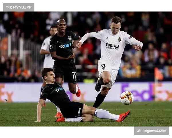 关键判罚：VAR介入判定国米球员在角球防守中犯规，判给对手点球